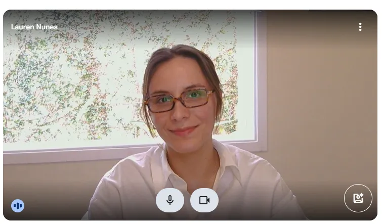 Lauren Nunes em seu escritório, onde atende as sessões online.